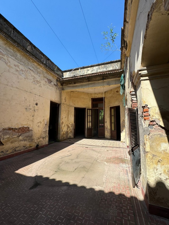 Propiedad con ubicacion privilegiada, a demoler o reciclar. Crisostomo Alvarez 693