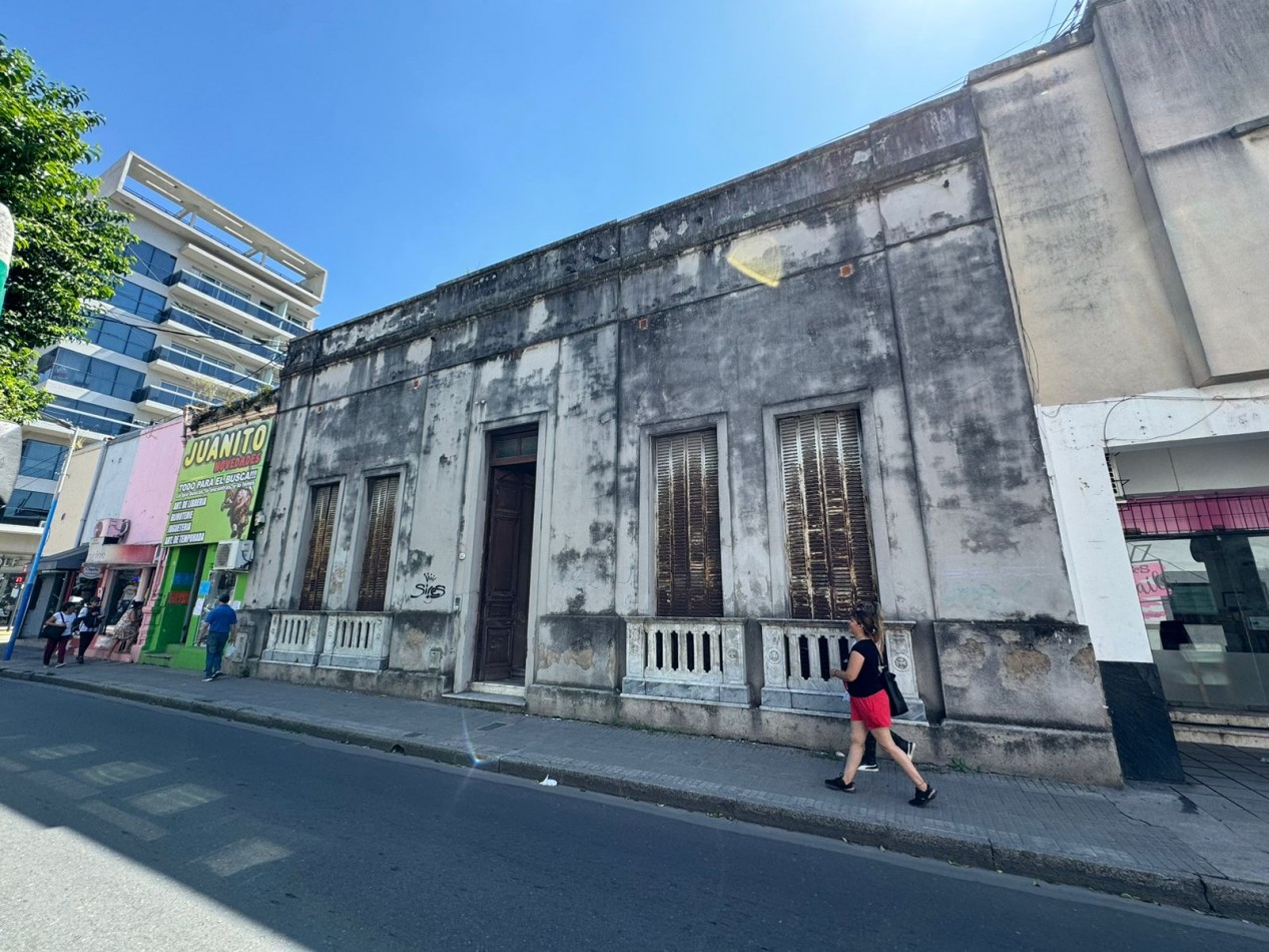 Propiedad con ubicacion privilegiada, a demoler o reciclar. Crisostomo Alvarez 693