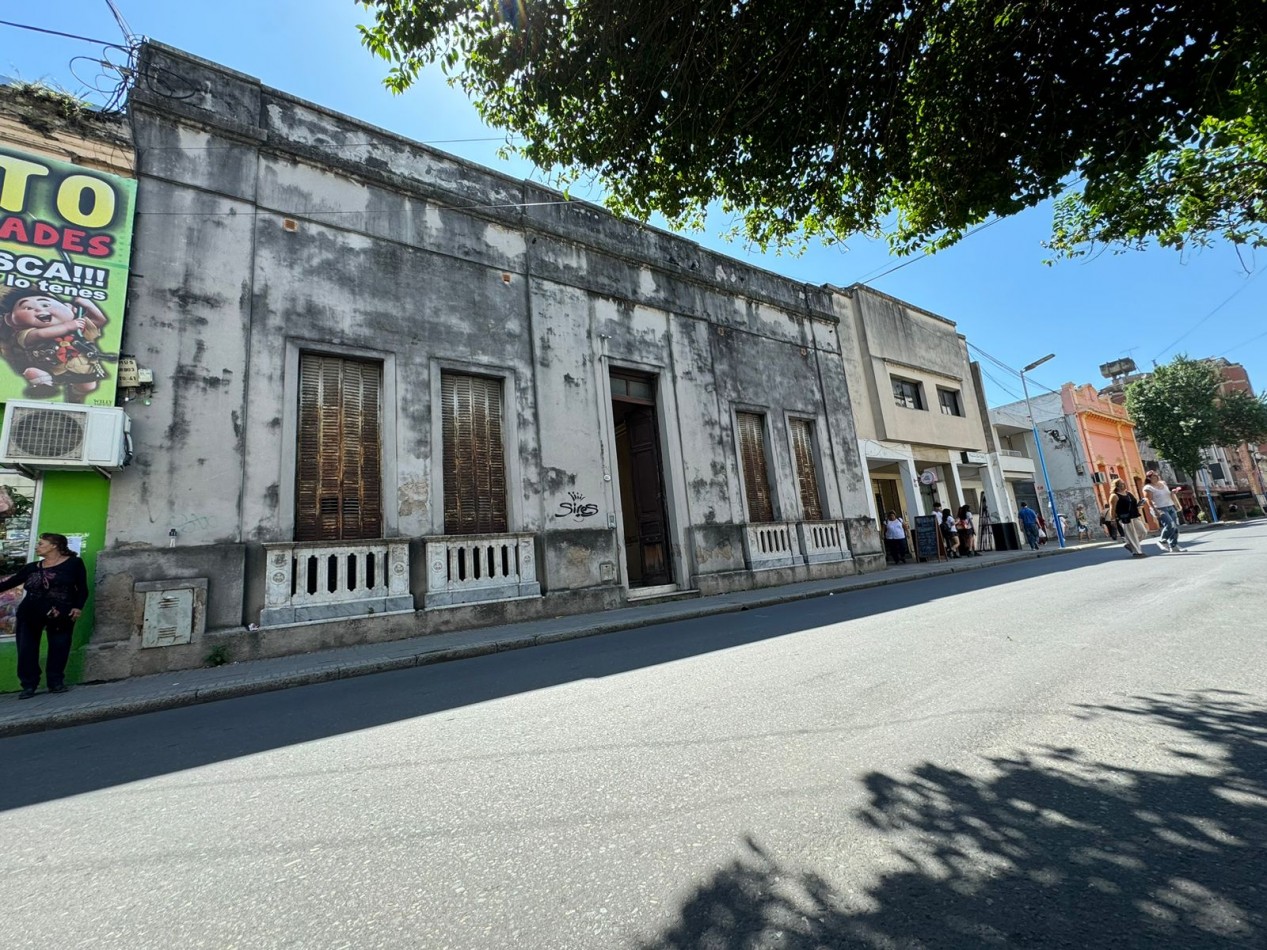 Propiedad con ubicacion privilegiada, a demoler o reciclar. Crisostomo Alvarez 693